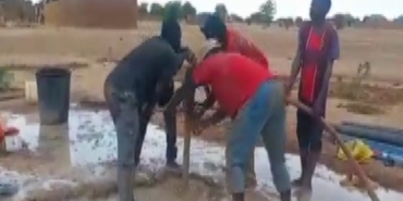 Deprem şehitlerinin anısına Afrika’da su kuyusu yaptırdı