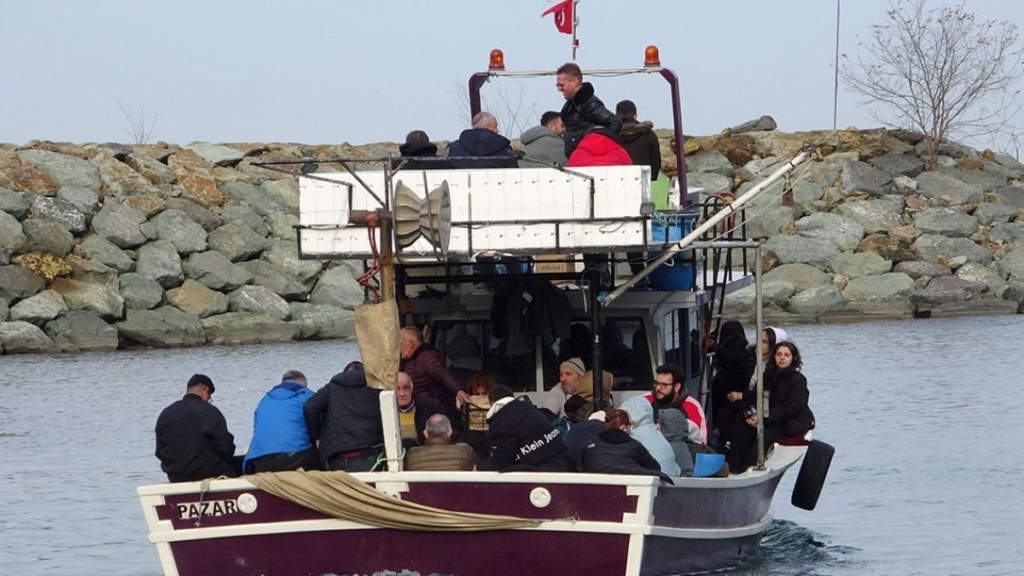 Artvin'de heyelan!  Yolcular balıkçı tekneleriyle taşınıyor