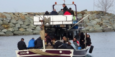 Artvin'de heyelan!  Yolcular balıkçı tekneleriyle taşınıyor