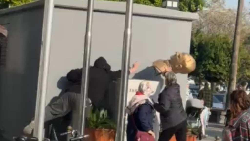 Atatürk büstünü çirkin saldırı! İterek düşürdü