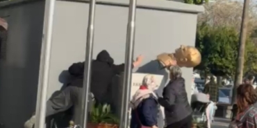 Atatürk büstünü çirkin saldırı! İterek düşürdü