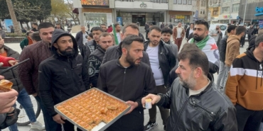 Suriyelilerden baklavalı, lokumlu kutlama