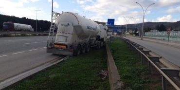 Kocaeli'de tanker yol kenarındaki beton bloka çarptı: 1 yaralı