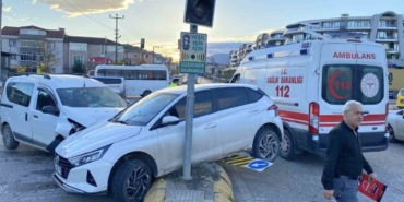 Kocaeli'nde iki otomobil çarpıştı: Yaralılar var