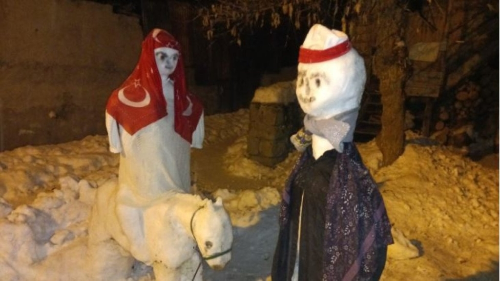 Torunu için kardan heykeller yaptı