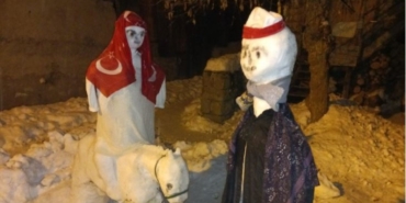 Torunu için kardan heykeller yaptı