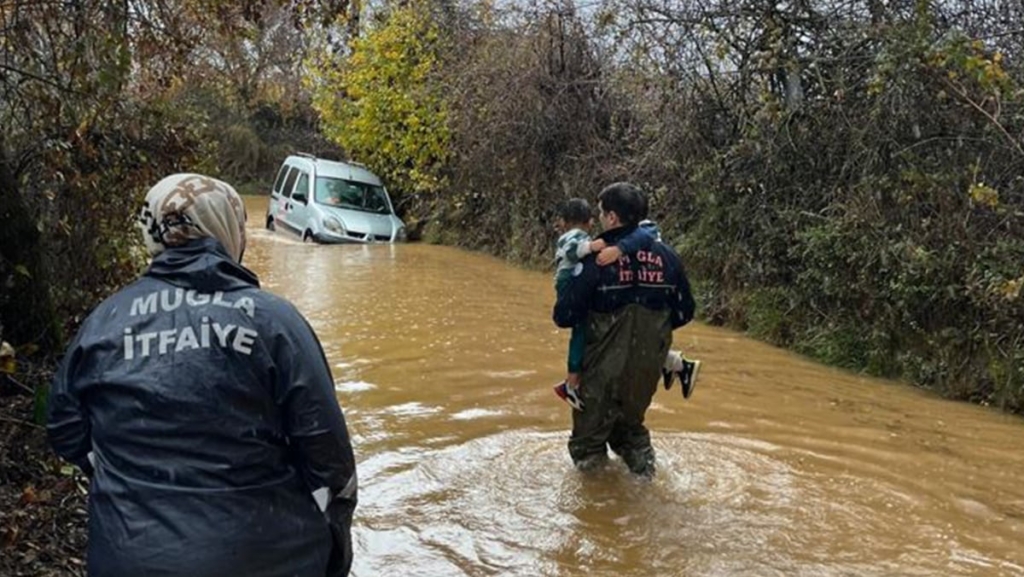 Muğla’da sağanak hayatı felç etti. Yollar göle döndü 2’si çocuk 4 kişi kurtarıldı
