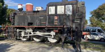 Lise öğrencileri sigara içerken lokomotifi yaktı