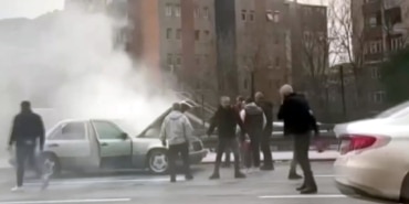 Avcılar’da yanan otomobili söndürmek için seferber oldular