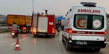 Kırmızı ışıkta bekleyen otomobile kamyonet çarptı: Yaralılar var