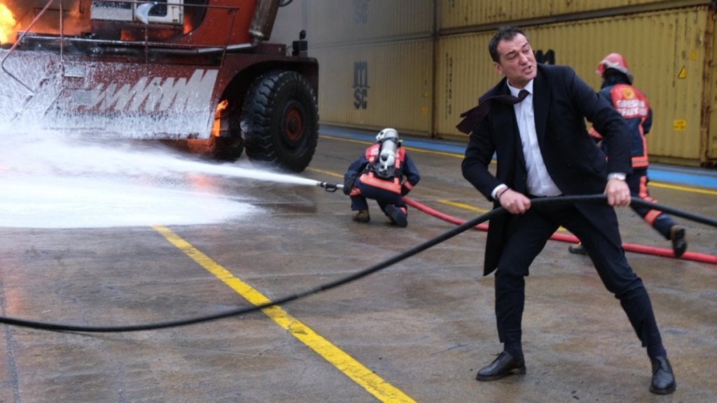 Yangınla mücadele eden itfaiye ekiplerine belediye başkanından destek