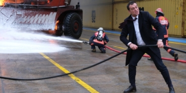 Yangınla mücadele eden itfaiye ekiplerine belediye başkanından destek