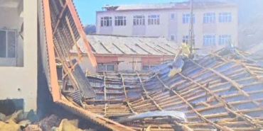 Fırtına çatıları uçurdu, ağaçları söktü