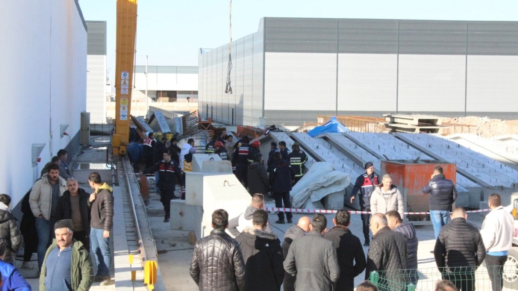 Aksaray'da fabrikada üzerine beton blok düşen işçi öldü