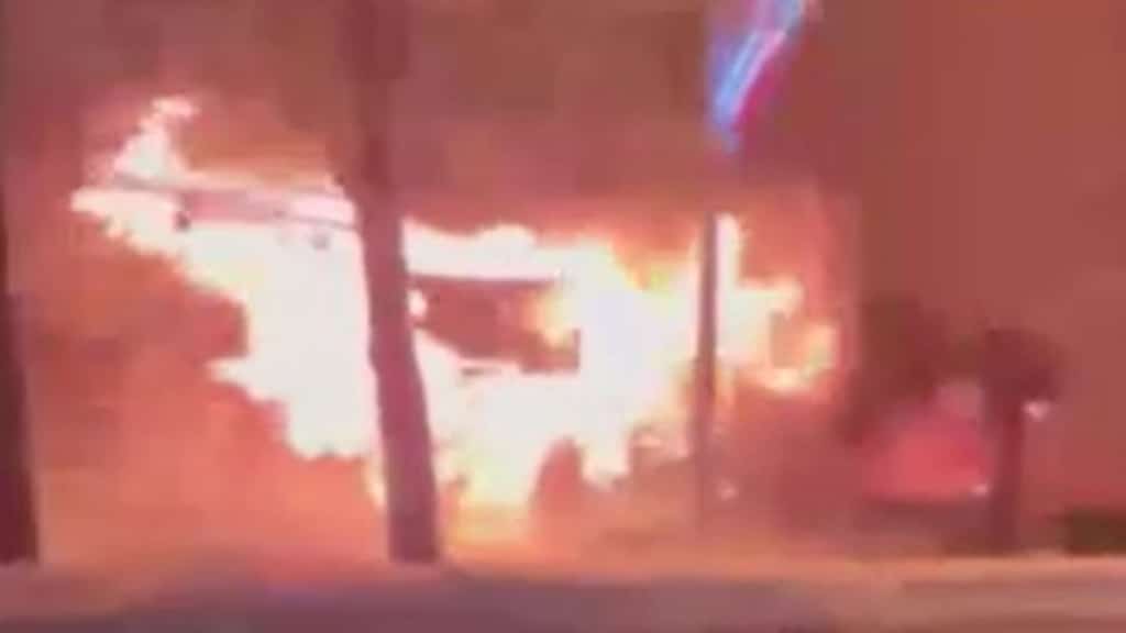 2 dükkan aynı anda yandı