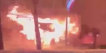 2 dükkan aynı anda yandı