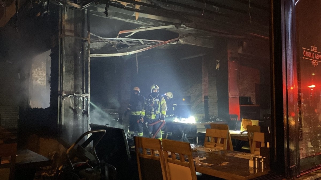 Kocaeli'nin meşhur restoranı alevlere teslim oldu