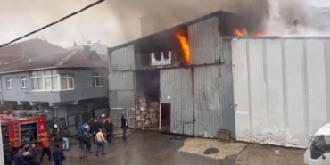 Sultanbeyli’de palet üretim atölyesinde yangın çıktı