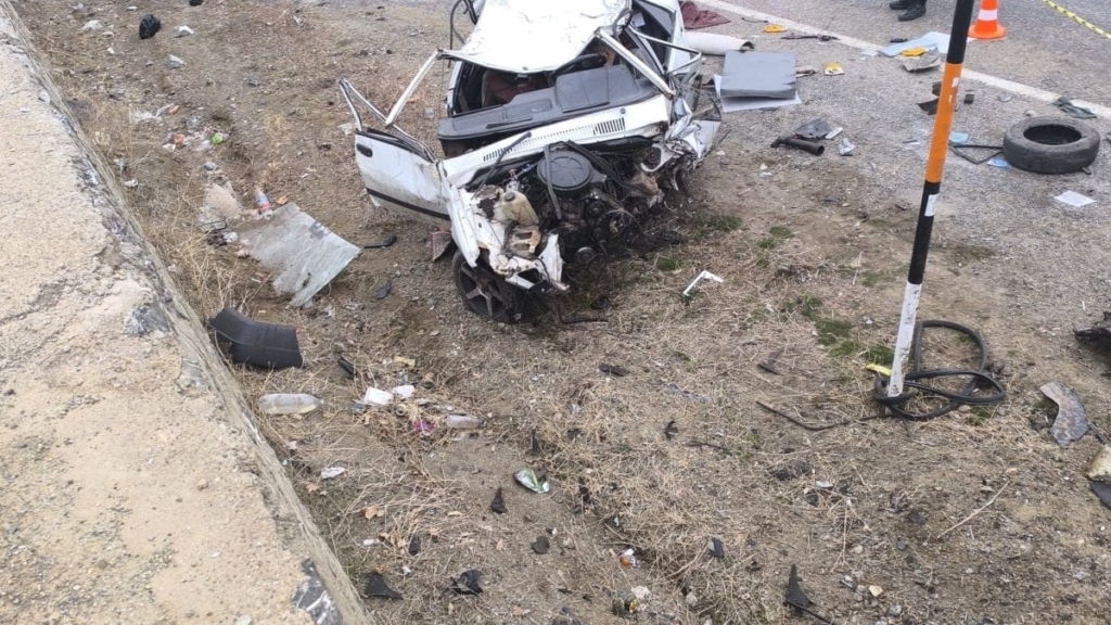 Elazığ’da otomobil duvara çarptı