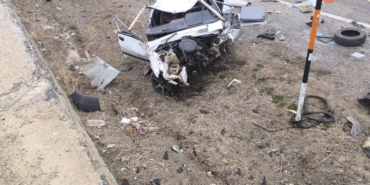 Elazığ’da otomobil duvara çarptı