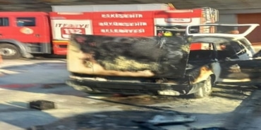 Hastane otoparkında alev alan otomobil küle döndü