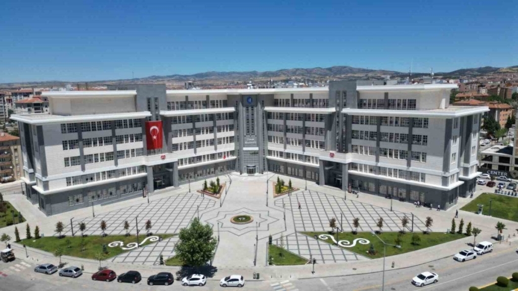 Dolandırıcılar sınır tanımadı! Kendilerini 'Belediye Başkan Yardımcısı' diye tanıtıp ağlarına düşürmeye çalıştılar