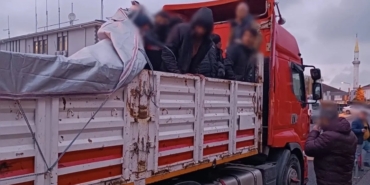 Düzce'de göçmen kaçakçılığı! Tırın dorsesinde yakalandılar