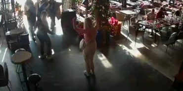 Antalya'da eğlenceli görüntüler! Ücretsiz kahve için tek şart dans etmek...