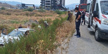 Manisa'da şarampole düşen otomobildeki 3 kişi yaralandı