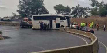 Yolcu otobüsü polis aracına çarptı