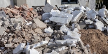 Denizli'de 6 katlı binadan molozların sokağa düşmesi güvenlik kamerasında