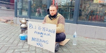 Eşinin haksızlığa uğradığı iddiasıyla işletme önünde oturma eylemi başlattı