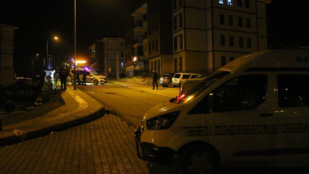 Emekli öğretmen, evinin önünde tüfekli saldırıda yaralandı