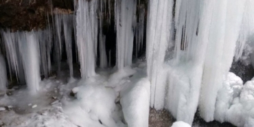 Bayburt’taki Sırakayalar Şelalesi buz tuttu