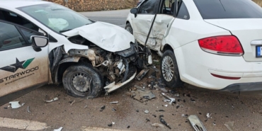 İki otomobil kafa kafaya çarpıştı! 1’i çocuk, 4 yaralı