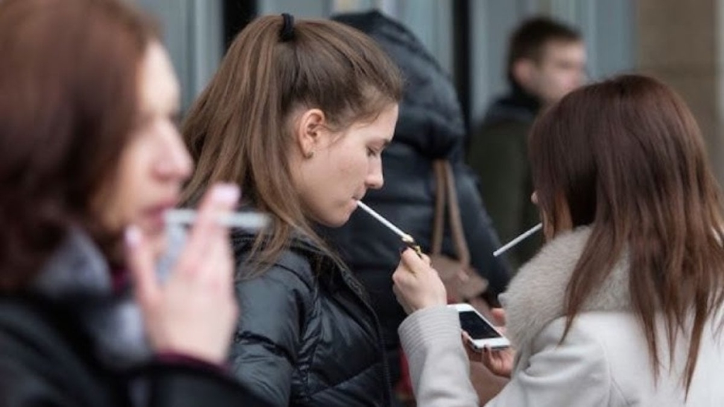Açık havada sigara içme yasağı geliyor