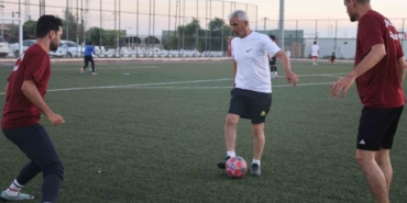 55 yaşındaki futbolcu başkan, babalarıyla birlikte futbol oynadığı gençlerle sahada ter döküyor