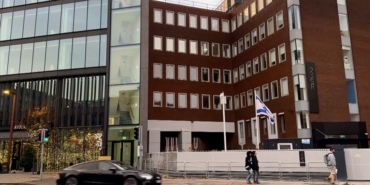 İsrail’in Dublin Büyükelçiliği’ndeki bayrağı indirildi. Kapatma süreci başladı