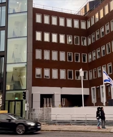 İsrail’in Dublin Büyükelçiliği’ndeki bayrağı indirildi. Kapatma süreci başladı