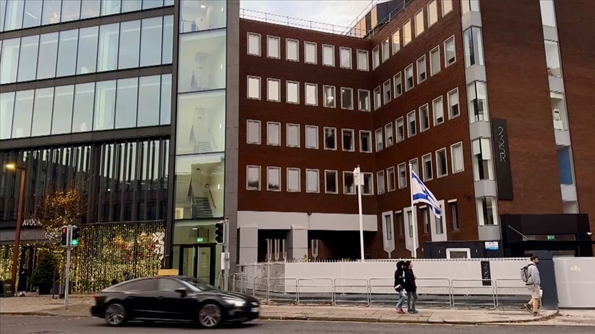 İsrail’in Dublin Büyükelçiliği’ndeki bayrağı indirildi. Kapatma süreci başladı