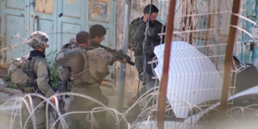 İsrail'den yeni hamle! 2'si çocuk 25 Filistinliyi gözaltına aldı