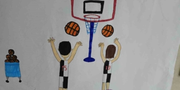 Minik basketbolcular idman yaptıkları salonda resim sergisi açtı