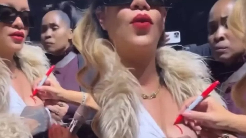 Rihanna, konserine gittiği ünlü şarkıcıya göğsünü imzalattı