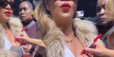 Rihanna, konserine gittiği ünlü şarkıcıya göğsünü imzalattı